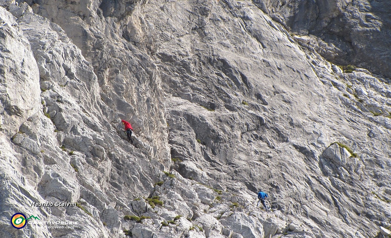 67 Gli alpinisti sono ancora impegnati in parete....JPG